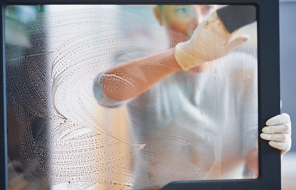 comment nettoyer une vitre de cheminée facilement