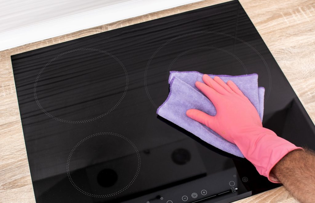 comment enlever les taches sur une plaque vitrocéramique