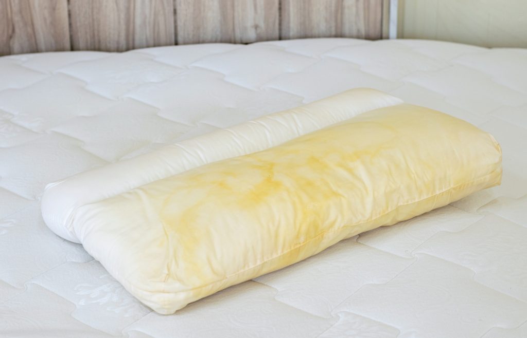 nettoyer matelas et oreiller jauni